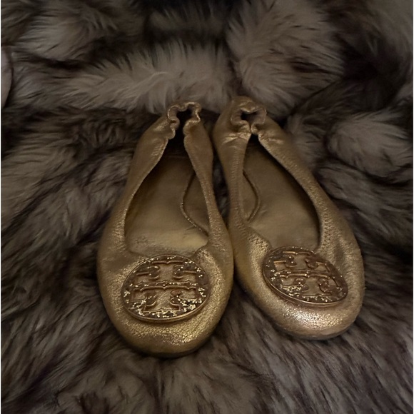 Tory Burch gold leather flats RARE TB logo with bling. Great condition! - Picture 1 of 8